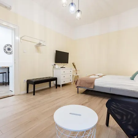 Compact Two-bedroom Retreat With Ac & Free Parking Lägenhet
