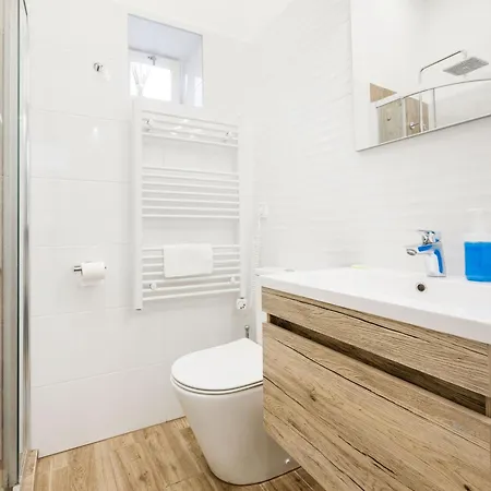 Compact Two-bedroom Retreat With Ac & Free Parking Lägenhet