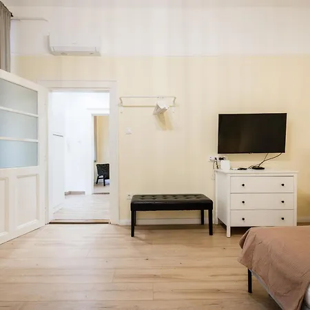 Lägenhet Compact Two-bedroom Retreat With Ac & Free Parking Budapest