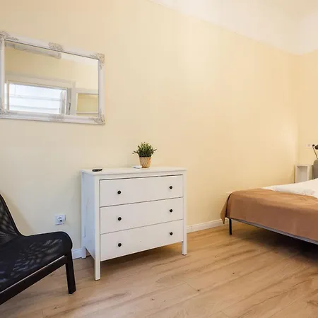 Compact Two-bedroom Retreat With Ac & Free Parking Lägenhet