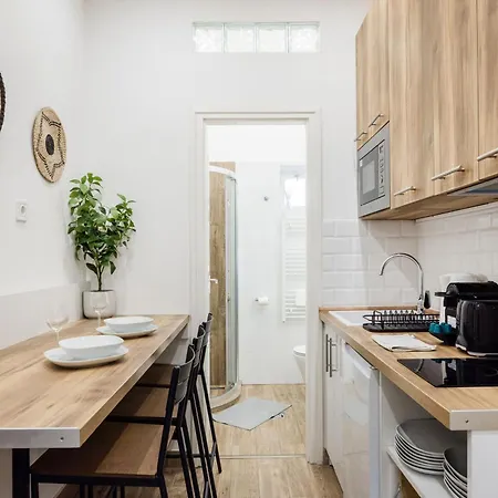 Compact Two-bedroom Retreat With Ac & Free Parking Lägenhet Budapest
