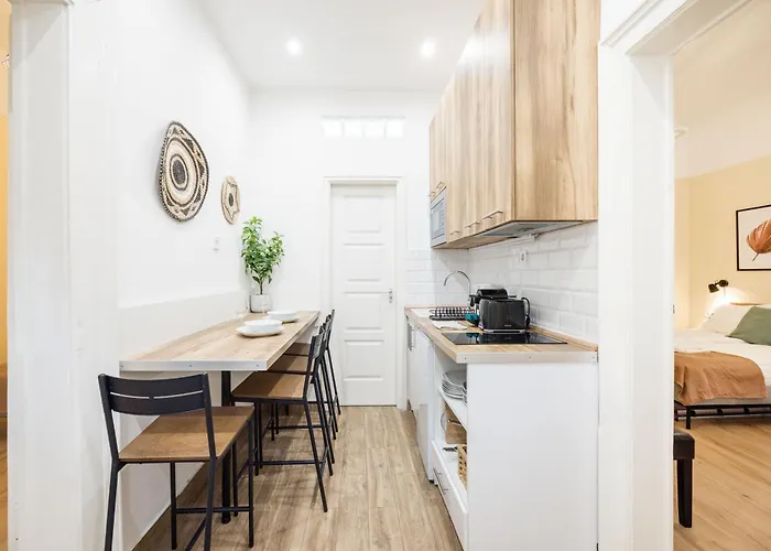 Compact Two-bedroom Retreat With Ac & Free Parking 아파트 부다페스트