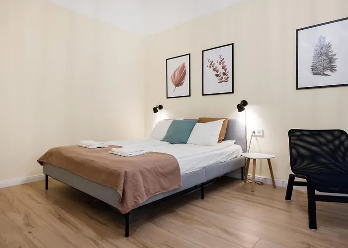 Compact Two-bedroom Retreat With Ac & Free Parking 아파트 *