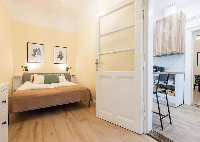 Compact Two-bedroom Retreat With Ac & Free Parking *