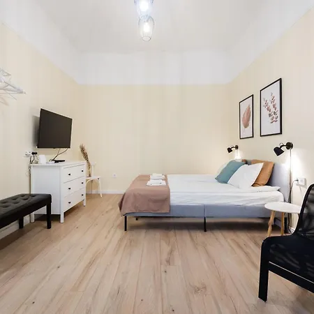 Compact Two-bedroom Retreat With Ac & Free Parking
