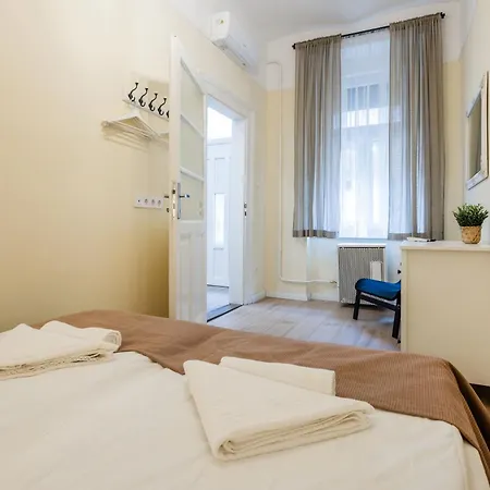 Compact Two-bedroom Retreat With Ac & Free Parking Budapest