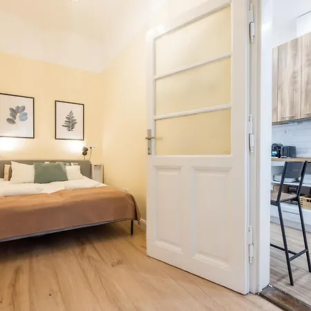 Compact Two-bedroom Retreat With Ac & Free Parking *