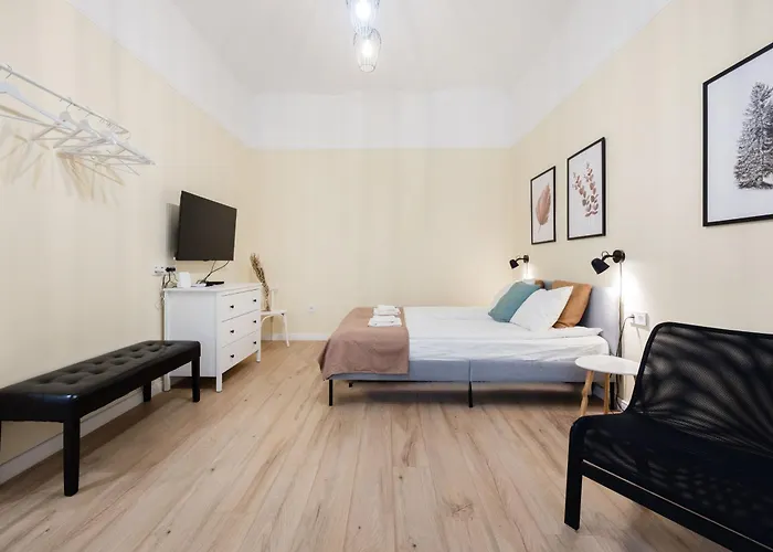 Compact Two-bedroom Retreat With Ac & Free Parking