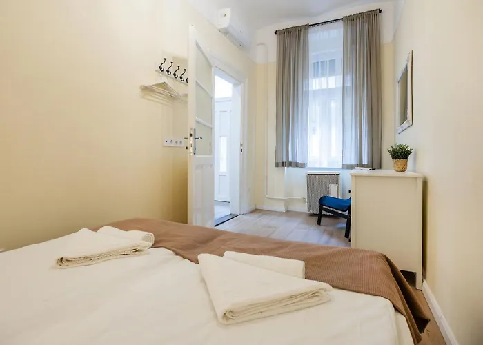 Compact Two-bedroom Retreat With Ac & Free Parking Budapest