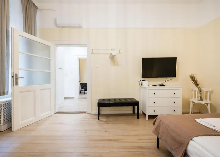 Daire Compact Two-bedroom Retreat With Ac & Free Parking Budapeşte