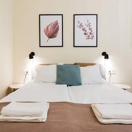 Compact Two-bedroom Retreat With Ac & Free Parking *