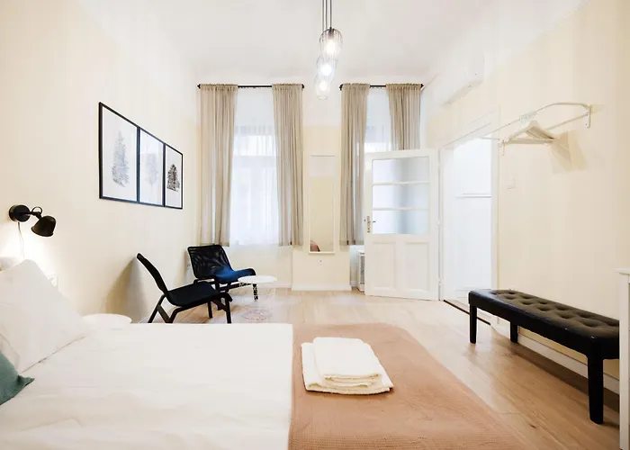 Apartament Compact Two-bedroom Retreat With Ac & Free Parking
