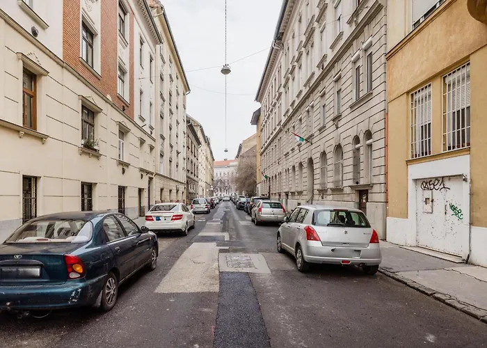 Apartament Compact Two-bedroom Retreat With Ac & Free Parking