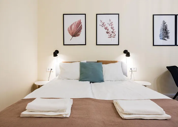Compact Two-bedroom Retreat With Ac & Free Parking *