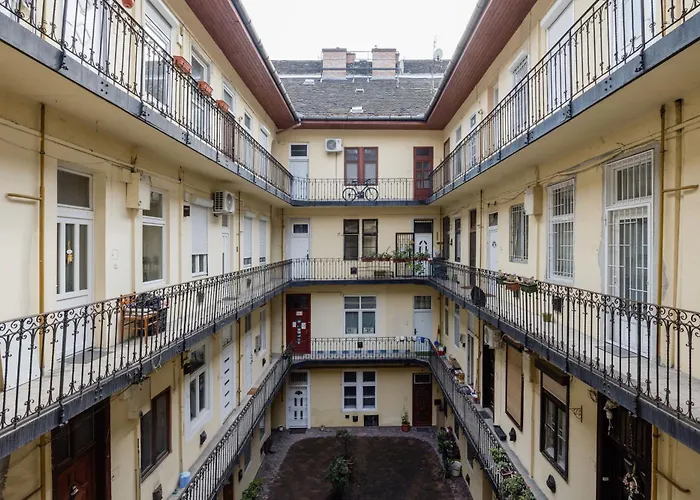Compact Two-bedroom Retreat With Ac & Free Parking Apartament *