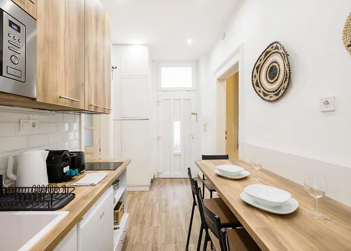 Apartament Compact Two-bedroom Retreat With Ac & Free Parking *